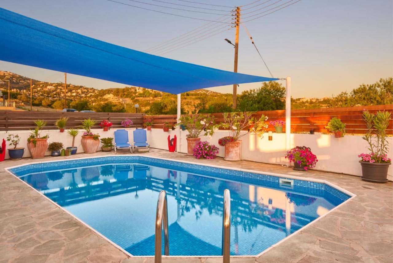Villanelle Bed & Breakfast Welcomes Dog Lovers Only Tala Exterior photo