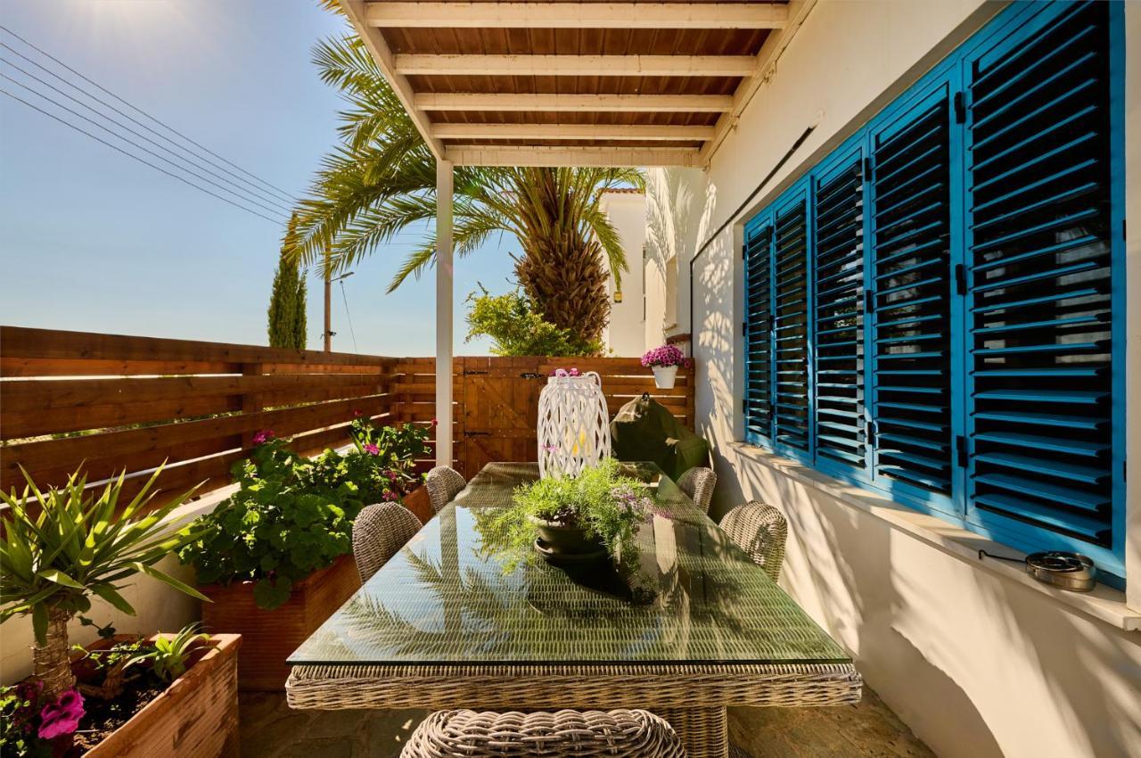 Villanelle Bed & Breakfast Welcomes Dog Lovers Only Tala Exterior photo