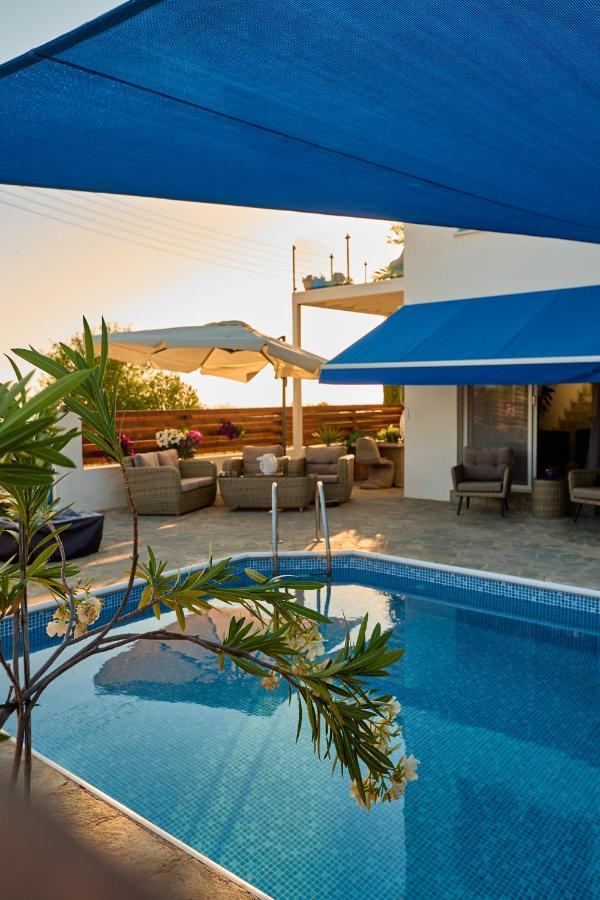 Villanelle Bed & Breakfast Welcomes Dog Lovers Only Tala Exterior photo