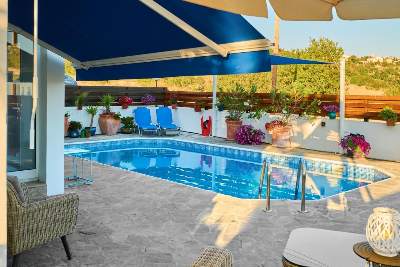 Villanelle Bed & Breakfast Welcomes Dog Lovers Only Tala Exterior photo