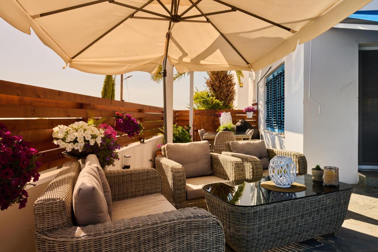 Villanelle Bed & Breakfast Welcomes Dog Lovers Only Tala Exterior photo