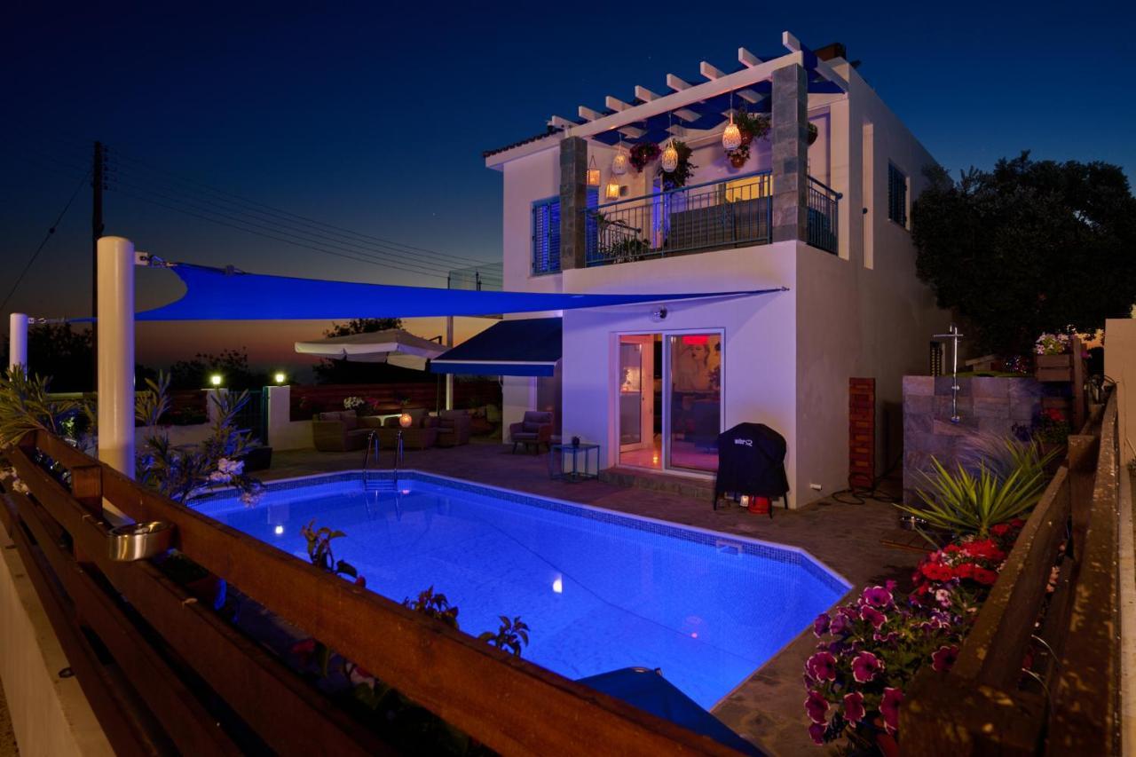 Villanelle Bed & Breakfast Welcomes Dog Lovers Only Tala Exterior photo