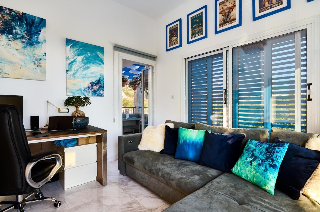 Villanelle Bed & Breakfast Welcomes Dog Lovers Only Tala Exterior photo