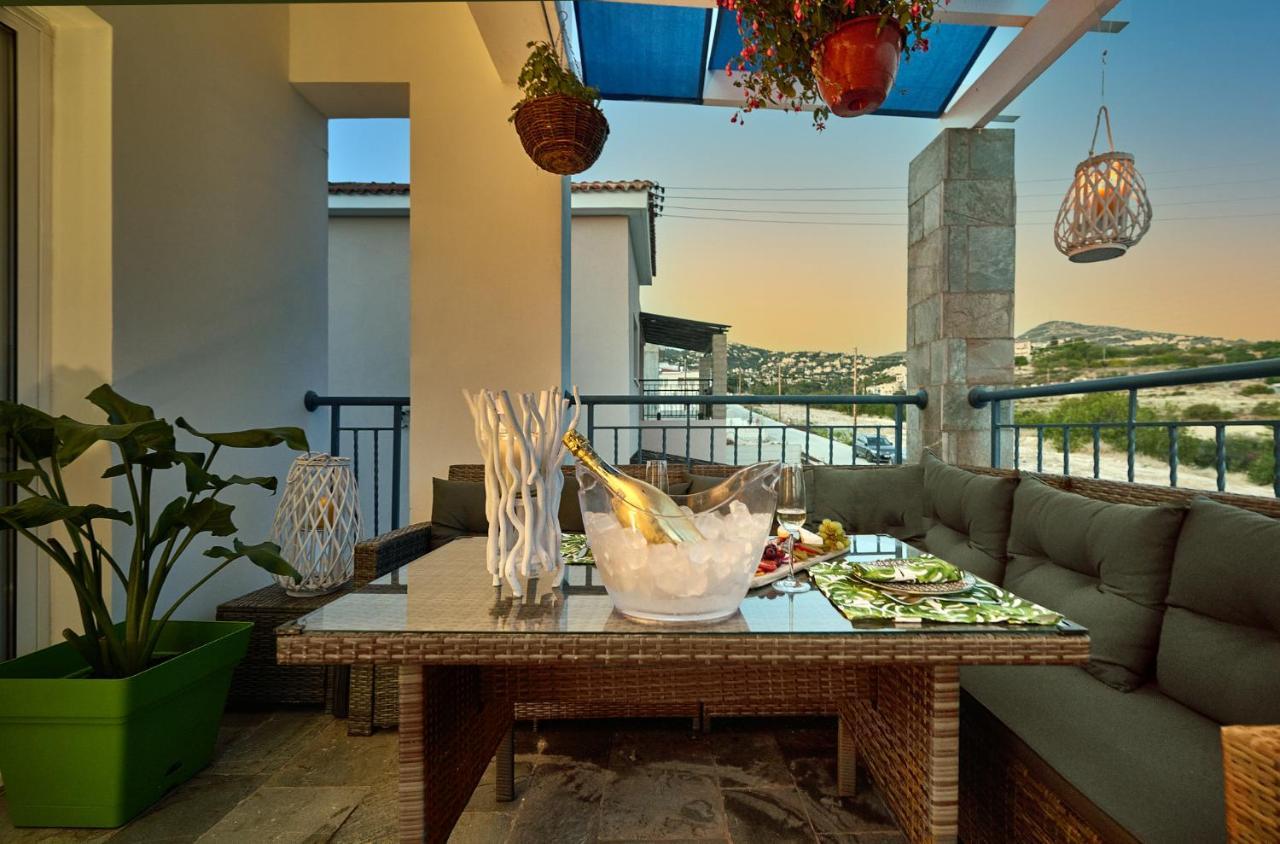 Villanelle Bed & Breakfast Welcomes Dog Lovers Only Tala Exterior photo